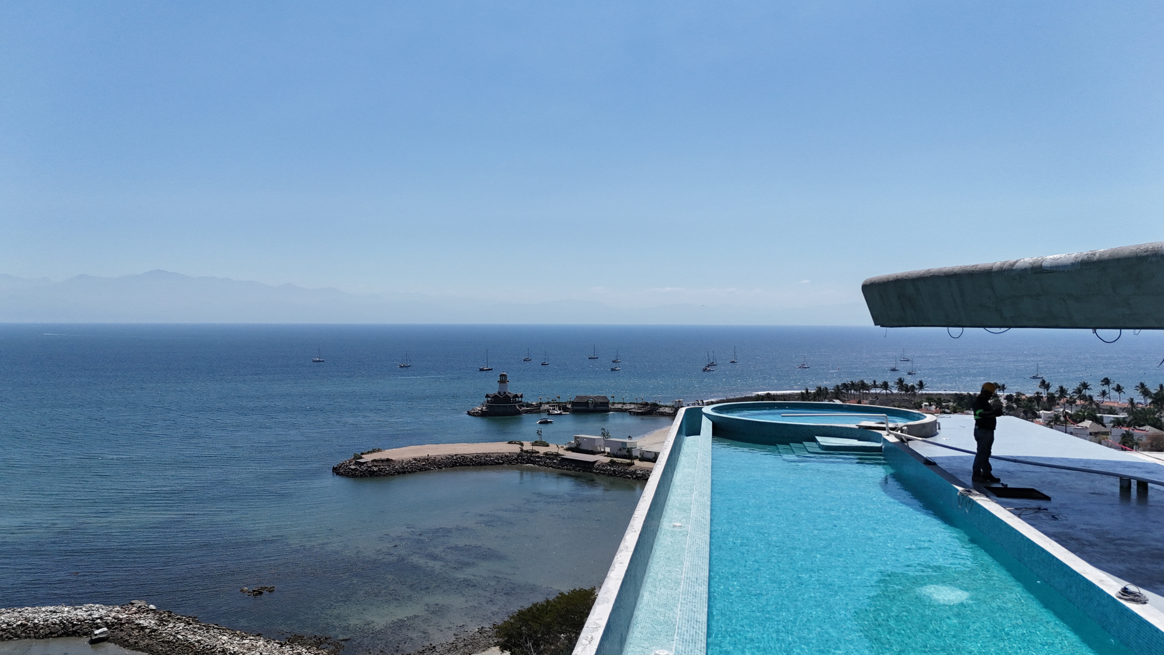 Alberca infinita con vista al mar — proyecto AV Construinstalaciones