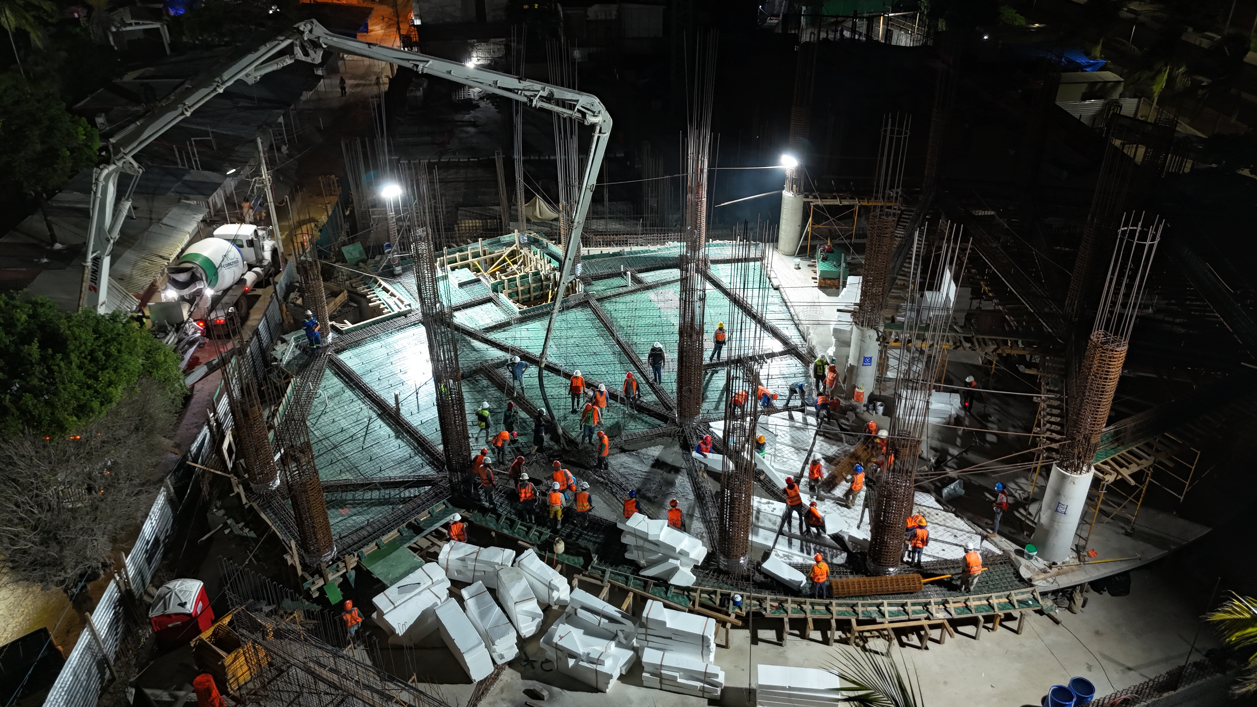Colado y armado nocturno en gran obra — AV Construinstalaciones
